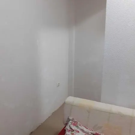 самостоятелна с душ с вход от тротоара на 3 мин пеш от автогара Apartment Warna