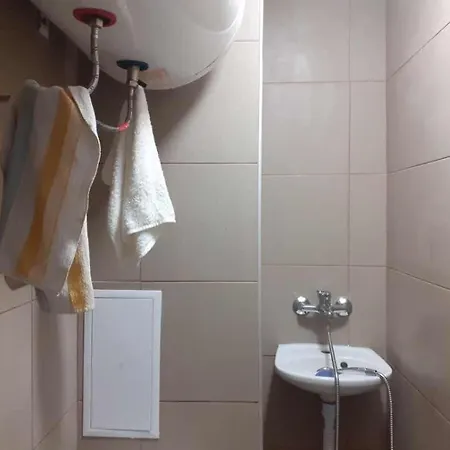 Апартамент самостоятелна с душ с вход от тротоара на 3 мин пеш от автогара Варна