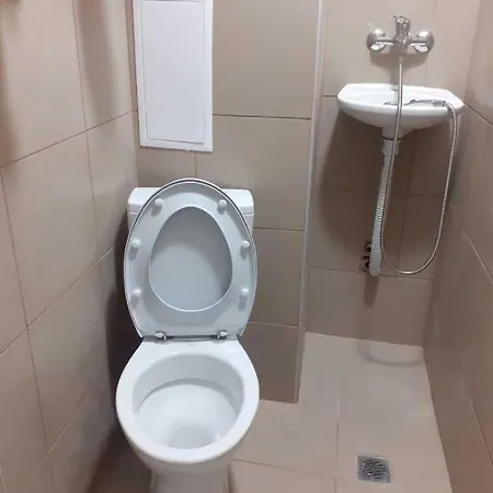 самостоятелна с душ с вход от тротоара на 3 мин пеш от автогара Апартамент